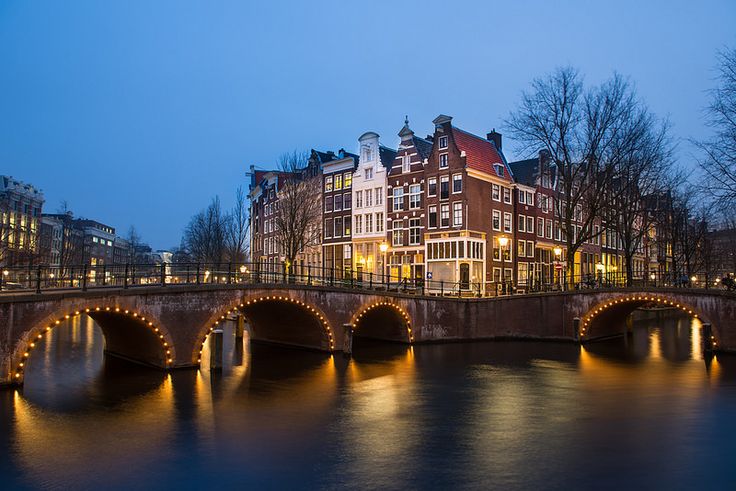 Canales de Ámsterdam al amanecer